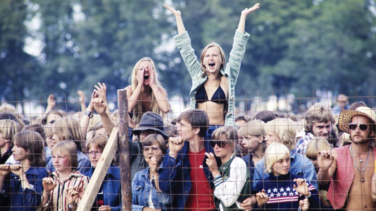 Nuorta yleisöä ihastelemassa Chuck Berryn esiintymistä Ruisrockissa vuonna 1976.