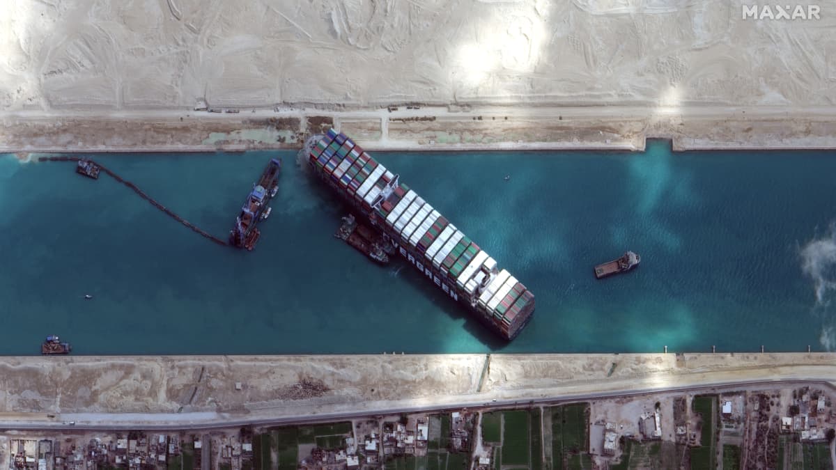 Fartyget Ever Given blockerar Suezkanalen.