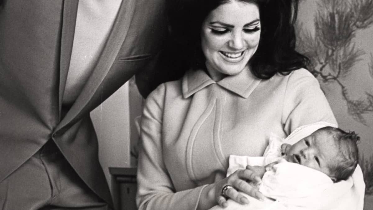 Elvis, Priscilla ja Lisa Marie Presley perhepotretissa vuonna 1968.