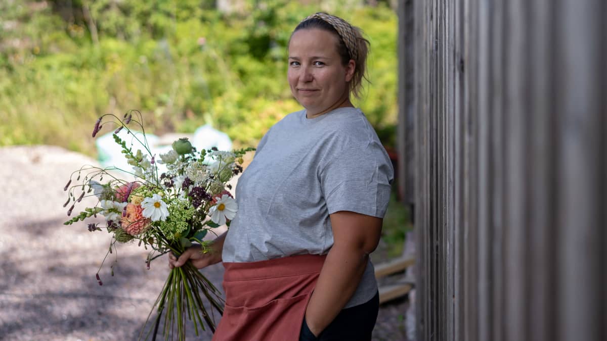 Siuntiossa sijaitsevan Monosen puutarhan (Monosilla Garden) kukkatarhuri Sannaliina Mononen kädessään vasta kerätty kimppu Slow Flowers -filosofialla kasvatettuja avomaan leikkokukkia, 9.8.2022.