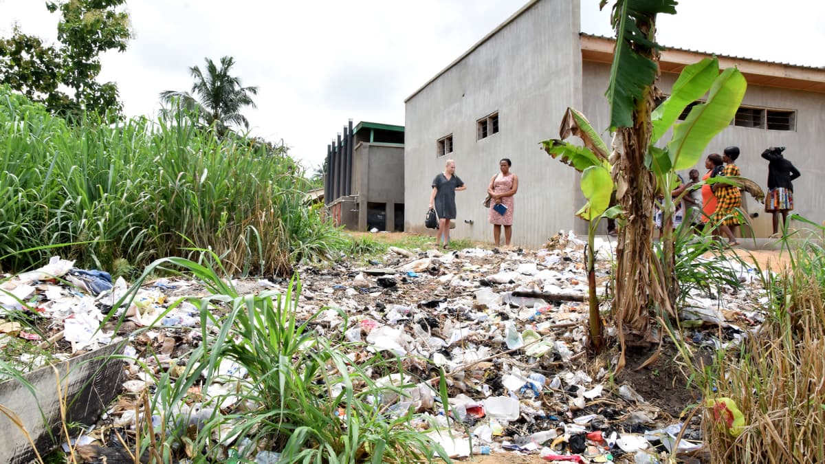 Laiton kaatopaikka ghanalaisen koulun takapihalla