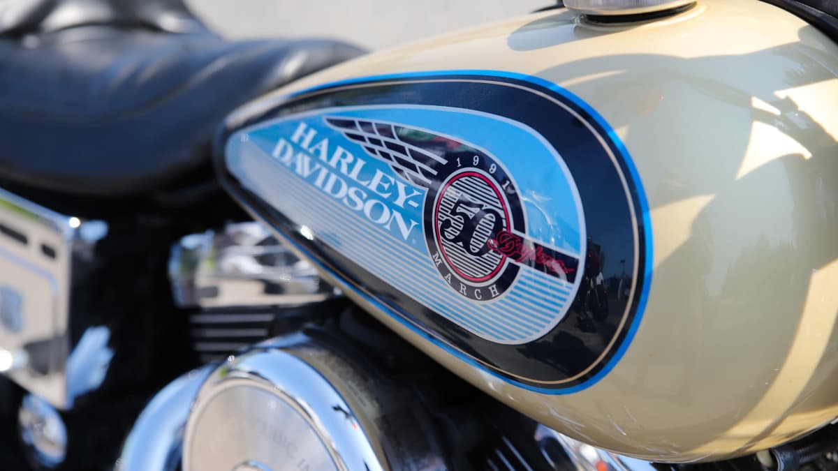 Harley-Davidson -merkki moottoripyörän tankissa.