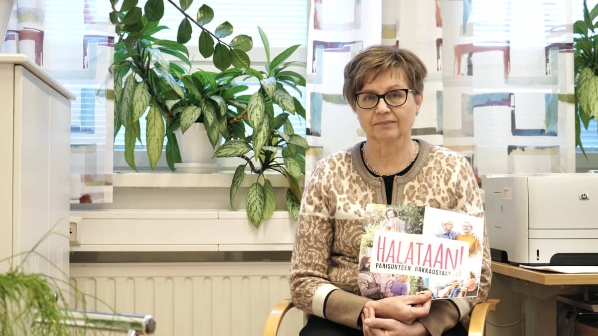 Kajaanin perheasiain neuvontakeskuksen johtaja Aune Hiltunen pitää Halataan-kampanjan julistetta.