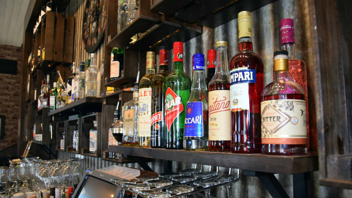 Apritflaskor i en bar