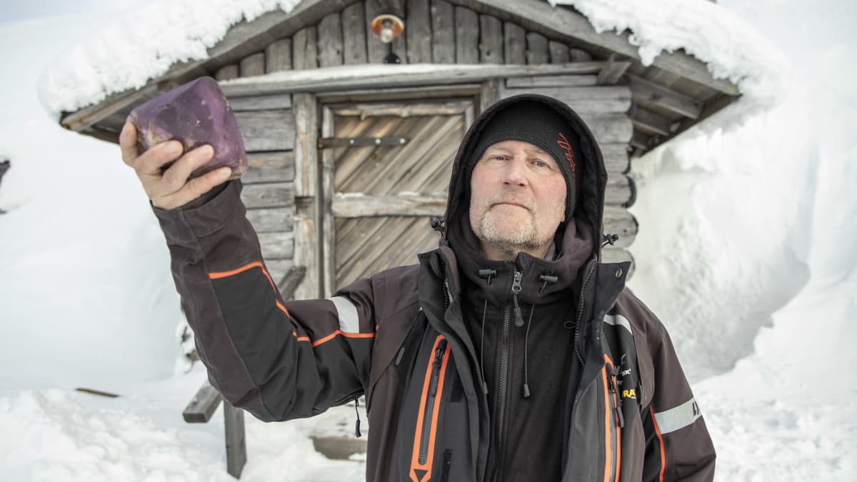 Kari Sunnela pitää ametistia kädessään.