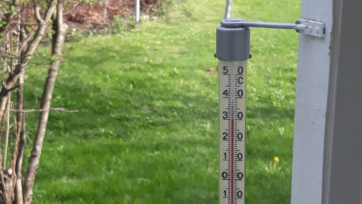 Ulkolämpömittari näyttää varjossa 30 lämpöastetta Joensuussa..
