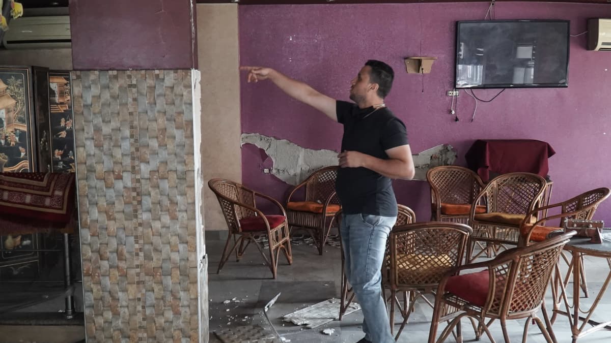 Wehda-kadun varrella Ismael on menettänyt toimeentulonsa. Rakennus, jossa hänen ravintolansa sijaitsee, aiotaan purkaa romahtamisvaaran takia.