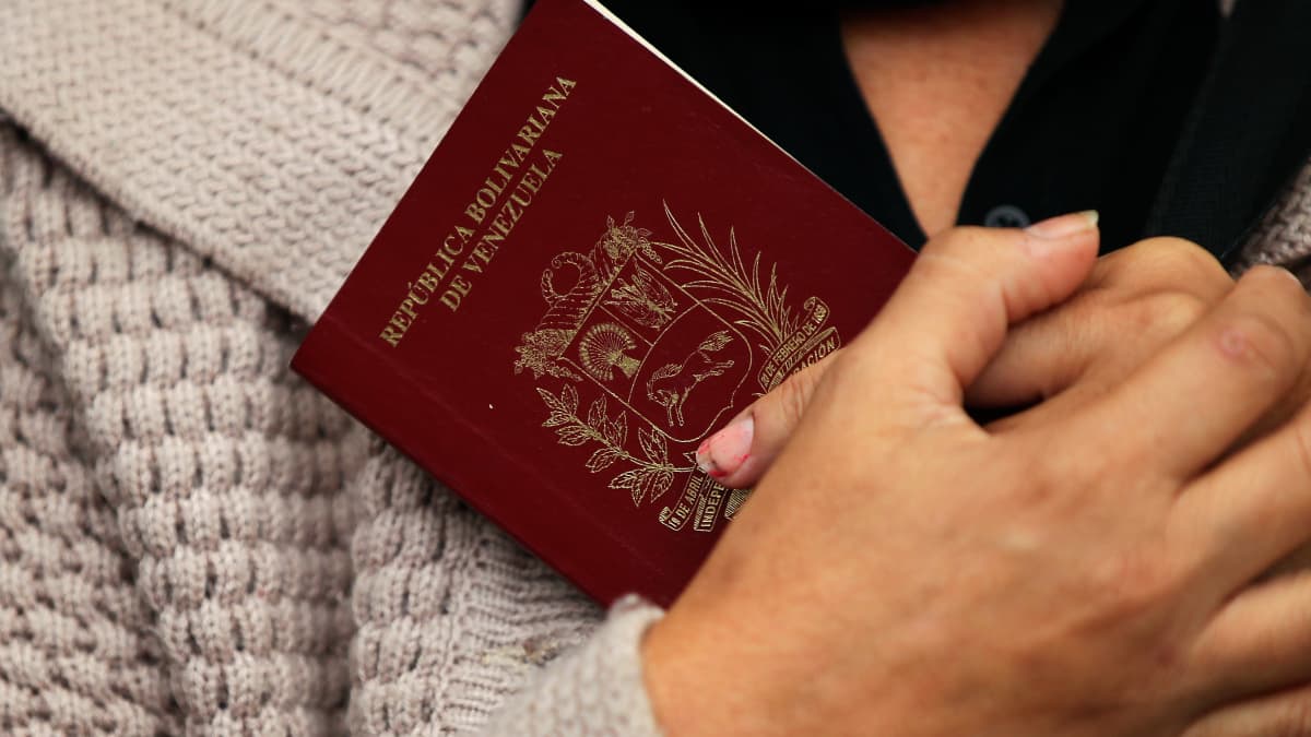 Händer med ett venezuelanskt pass 