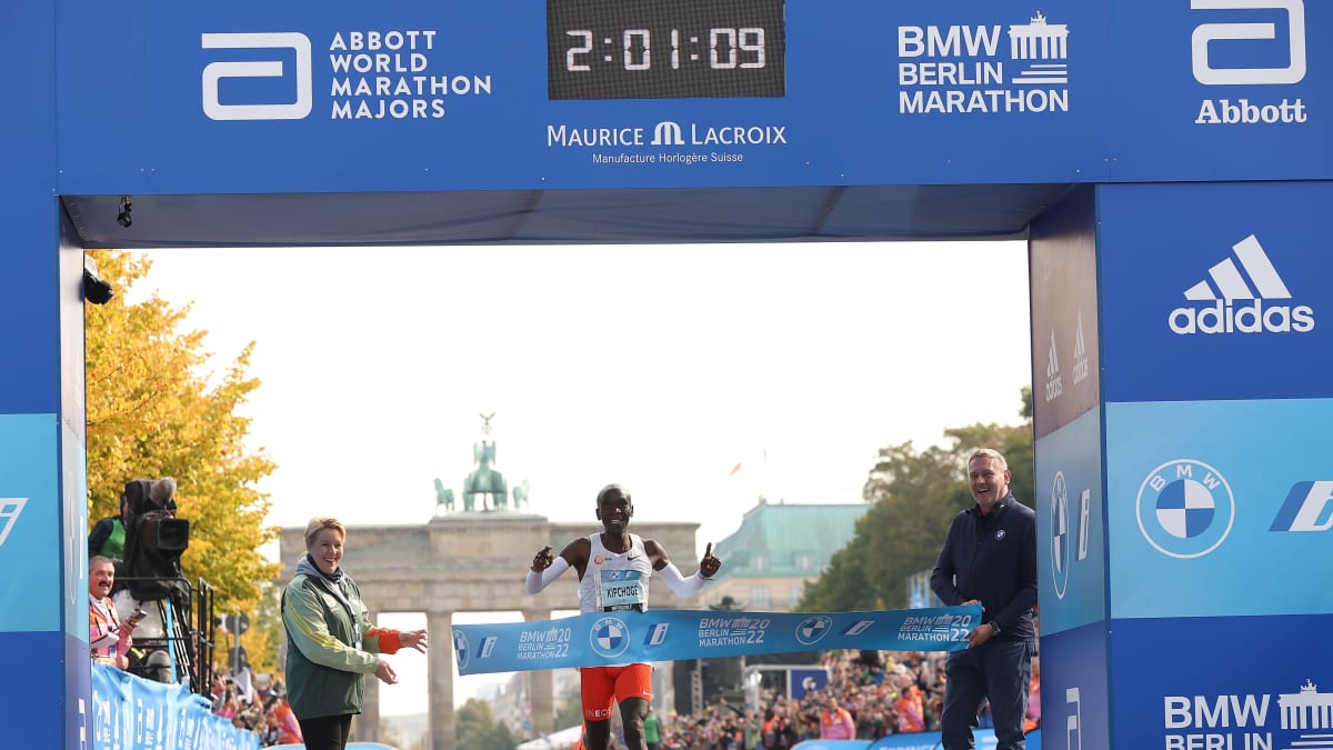 Eliud Kipchoge tulee maaliin Berliinin maratonilla.