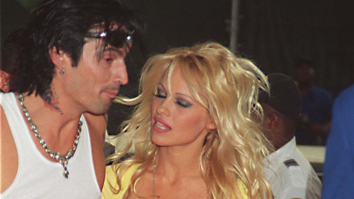 Pamela Anderson ja Tommy Lee samppanjalasit käsissään.