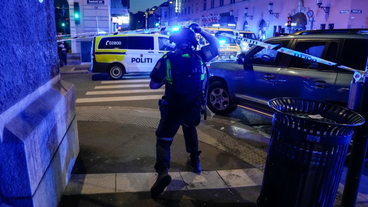 Poliisi Oslon ammuskelupaikalla 25. kesäkuuta 2022.