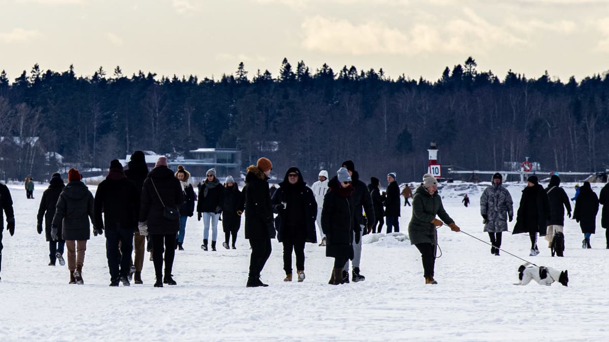 Ulkoilijoita meren jäällä Espoossa.