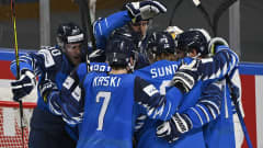 Suomi juhlii MM-välieräpaikkaa.
