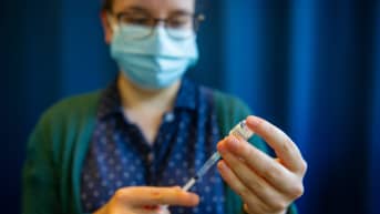 Pfizer-rokotetta valmistava sairaanhoitajat Vantaan Energia Areena rokotuskeskuksessa. 26.5.2021.