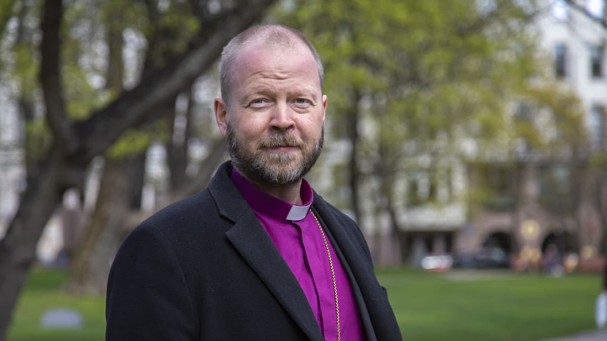 Helsingin hiippakunnan piispa Teemu Laajasalo poseeraa kameralle.