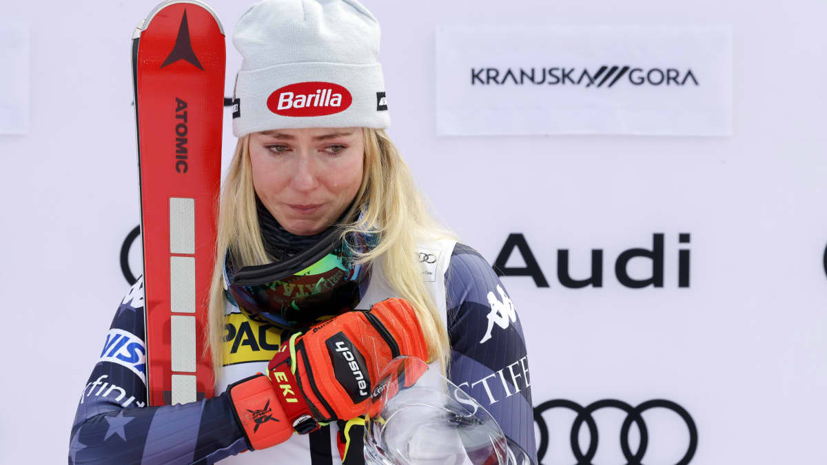 Mikaela Shiffrin herkistyi palkintopallilla kyyneliin voitettuaan maailmancupin pujottelukisan Slovenian Kranjska Gorassa 8.1.2023.