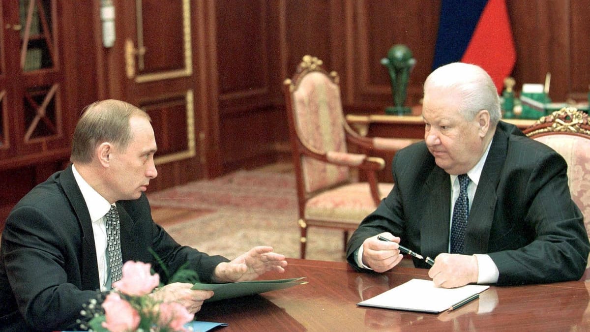 Putin ja Jeltsin pöydän ääressä, Putin puhuu. 