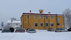 Tohmajärven keltainen kaksikerroksinen Kunnallistalo on kuvattu talvisena päivänä.