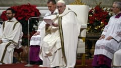 Paavi puhui yöllä perinteisessa jouluaaton messussa Pietarinkirkossa. 