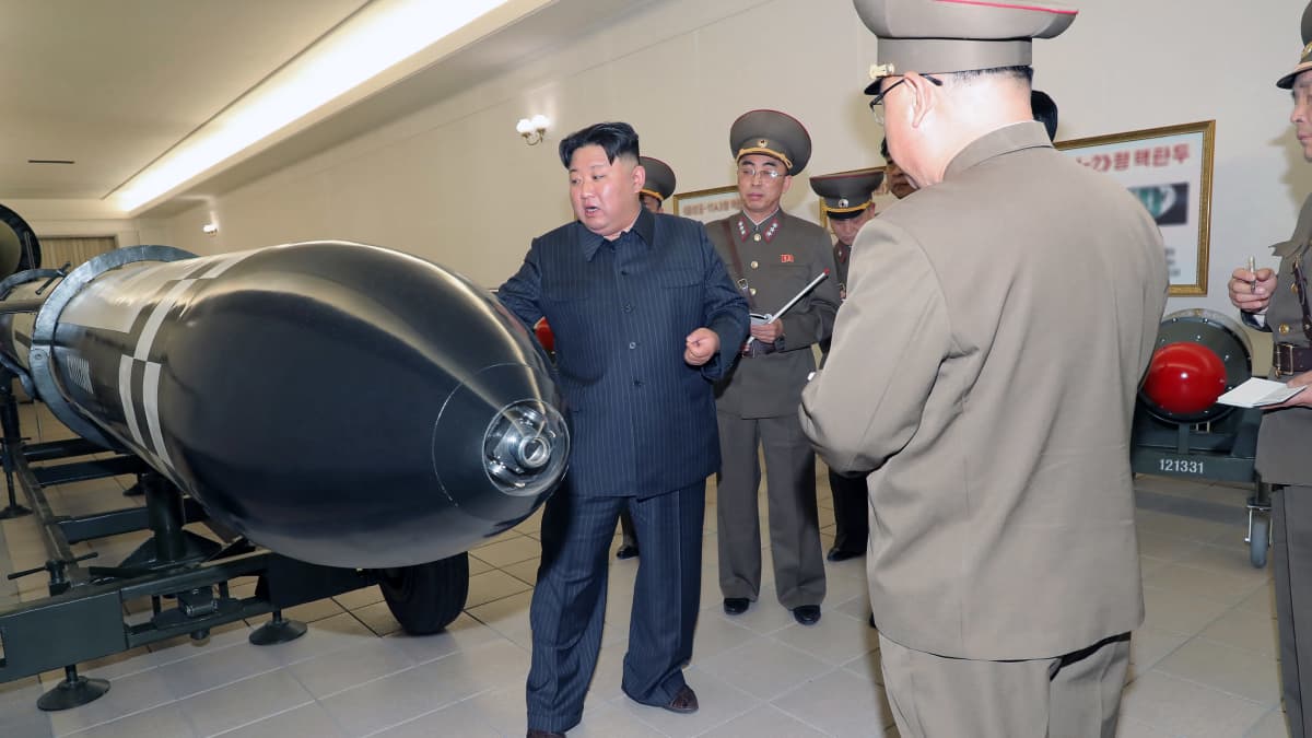 Kim Jong-unille esitellään uusia ydinkärkiä.