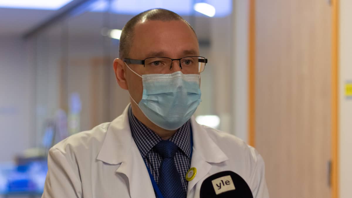 Länsi-Tallinnan keskussairaalan johtajaylilääkäri Arkadi Popov antaa haastattelua Ylelle.