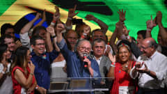Brasilian tuleva presidentti Luiz Inacio Lula da Silva pitää voitonpuhetta kannattajiensa ympäröimänä vaalitilaisuudessa Sao Palossa.