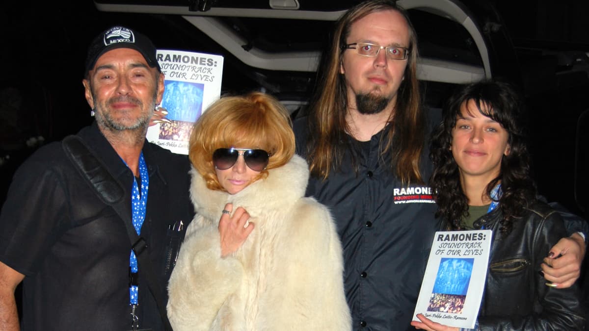 Arturo Vega, Johnny Ramonen vaimo Linda, Jari-Pekka Laitio-Ramone ja Dee Dee Ramonen vaimo Barbara Zampini Los Angelesissa 2009.
