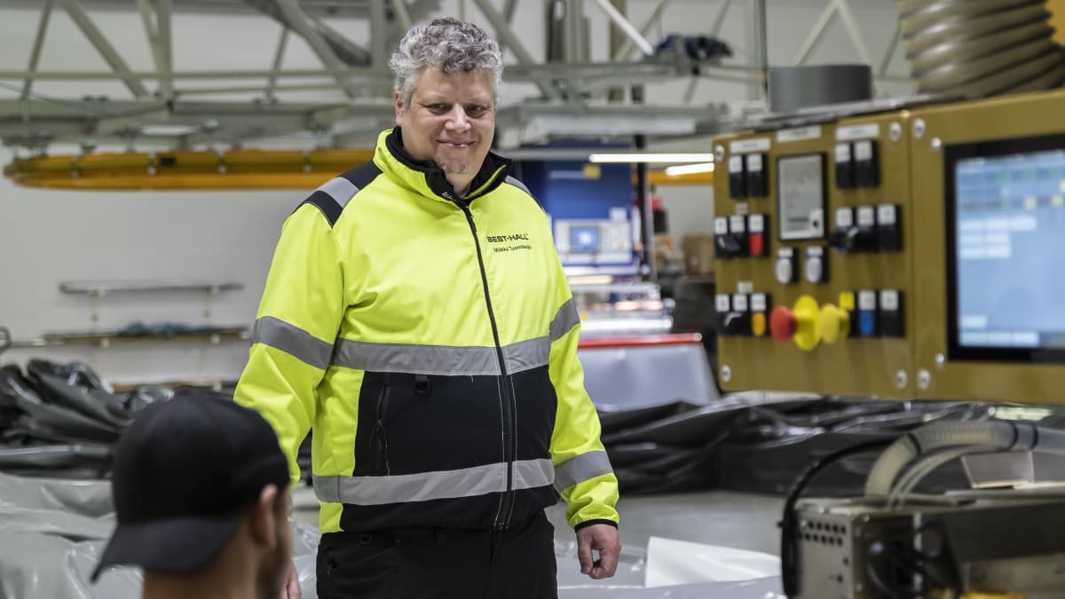 Työnjohtaja keskustelee työntekijälle Best-Hallin tuotantotiloissa. 