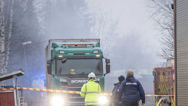 Pelastushenkilöstöä tulipalopaikalla.