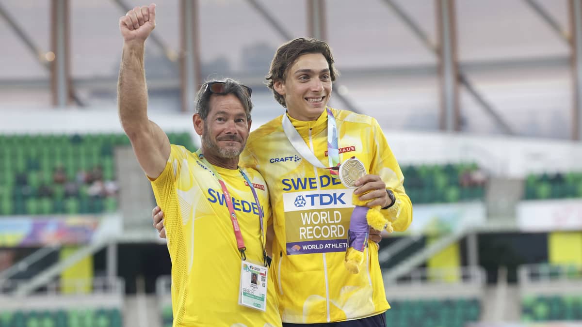 Armand Duplantis ja Greg Duplantis juhlivat MM-kultaa Oregonissa 2022.