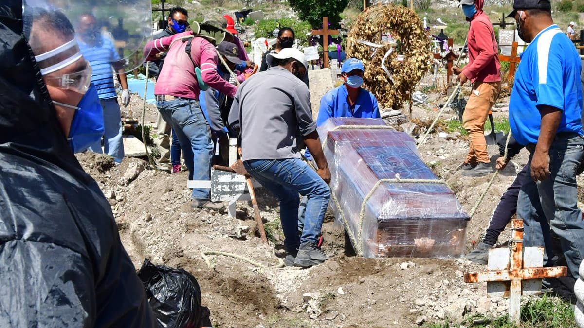 Surijat laskevat arkkua maahan Meksikossa.