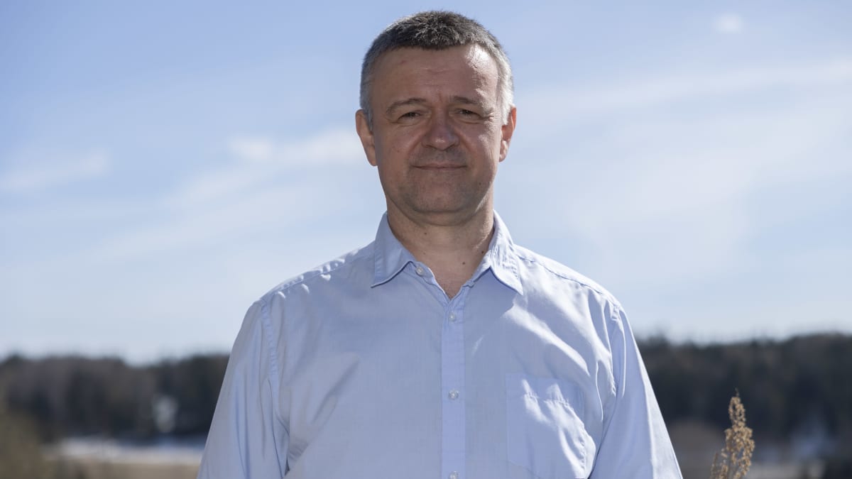 Erikoistutkija Csaba Jansik seisoo rinteellä.