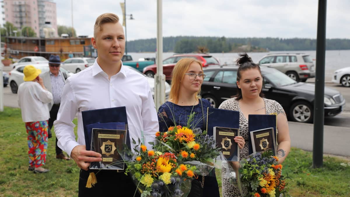  Samu Silventoinen, Eerika Pasanen, ja Sari Veijalainen saivat pelastuslaitokselta tunnustusplakaatit.