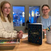 Torniolaiset Emma-Lotta Konttajärvi ja Stella Svenn saivat piirroksensa mukaan J.K. Rowlingin teoksen Ikkabog Suomen painokseen.