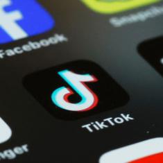 Symboler för Tiktok och andra appar på en mobilskärm.