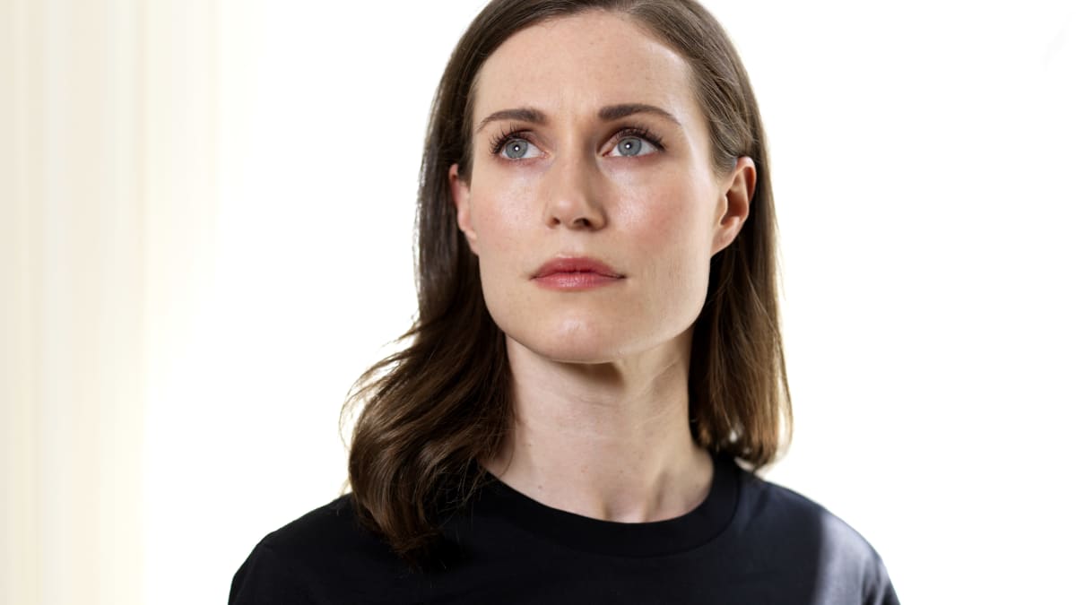 Sanna Marin katsoo ylös.