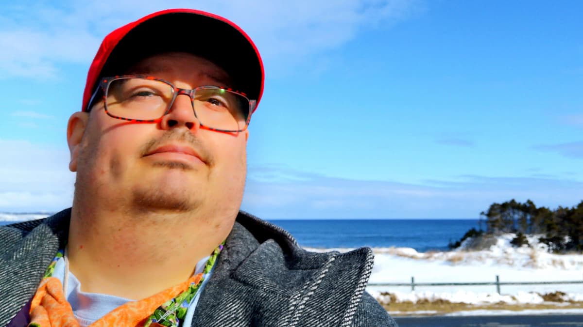 Mökkiyrittäjä Jim Beahm Newfoundlandin rannikolla