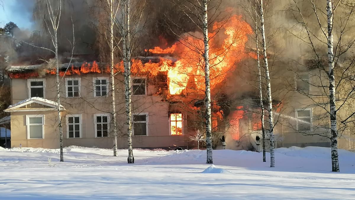 Katso video: Historiallinen kartanorakennus tuhoutui tulipalossa Varkauden  keskustassa | Yle Uutiset