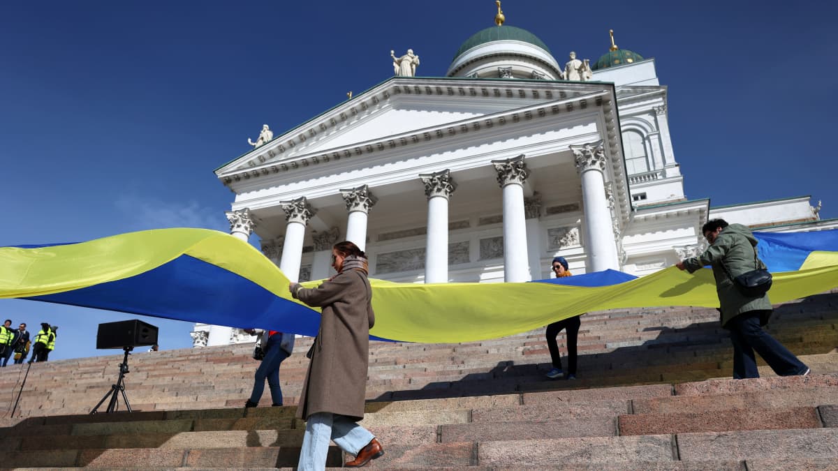 Ukrainalle osoitetaan tukea Tuomiokirkon portailla