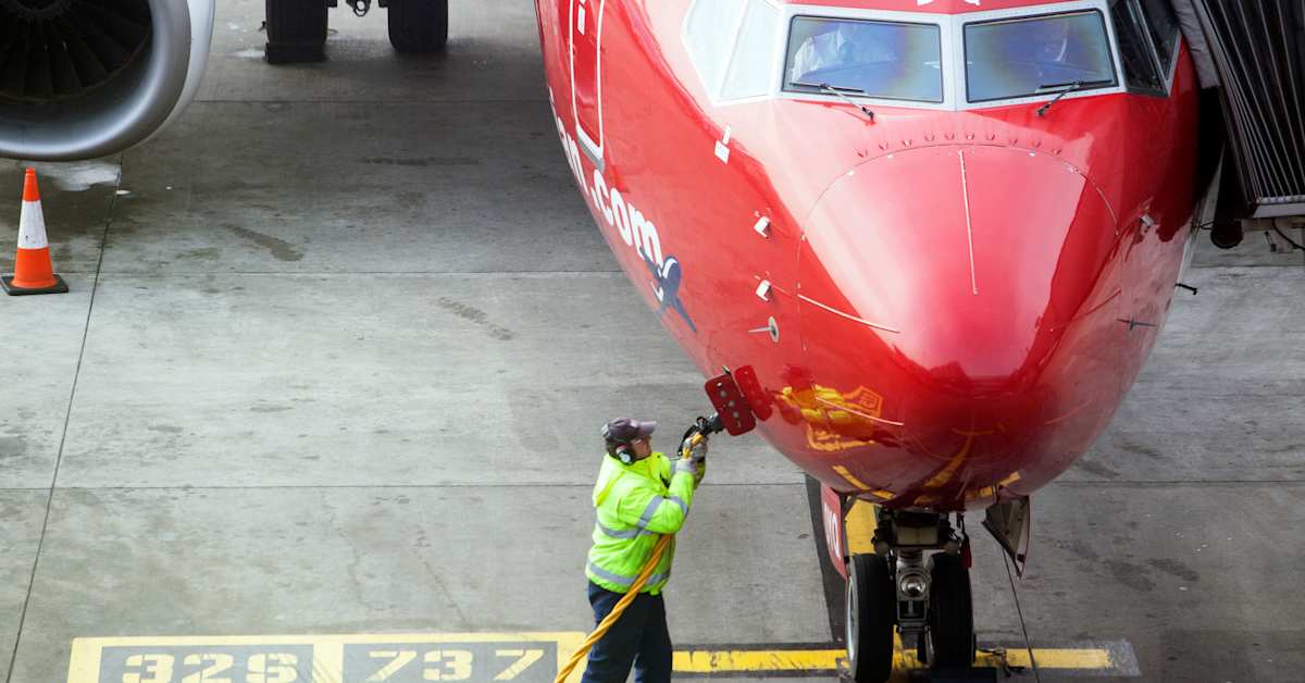 Polttoainekustannusten nousu näkyy nyt lentolippujen hinnoissa – asiantuntijat kertovat korvauskäytännöistä