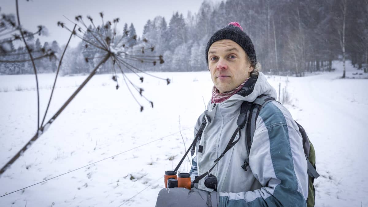 Aleksi Lehikoinen lumisella pellolla.