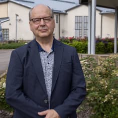 Kouvolan musiikkiopiston rehtori Jukka Kumpulainen Kouvola-talon edessä.