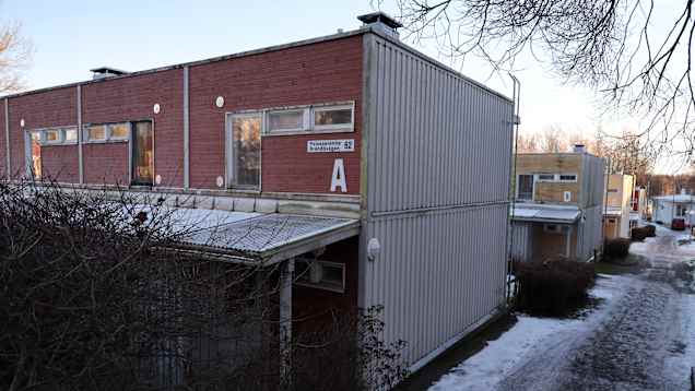 Slitna radhus fotograferade en solig vinterdag.