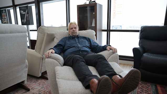 Tuomas Lähdesmäki toimitusjohtaja, Lähdesmäen huonekaluliike.