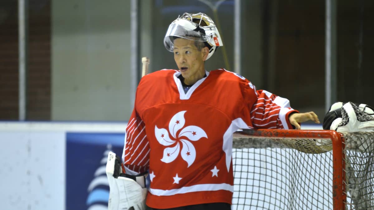 Hong Kongin jääkiekkomaajoukkueen maalivahti Emerson Keung vetää henkeä kesken MM-ottelun Bosniassa.