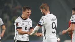 Timo Werner juhlii Saksan kolmatta maalia yhdessä Joshua Kimmichin kanssa.