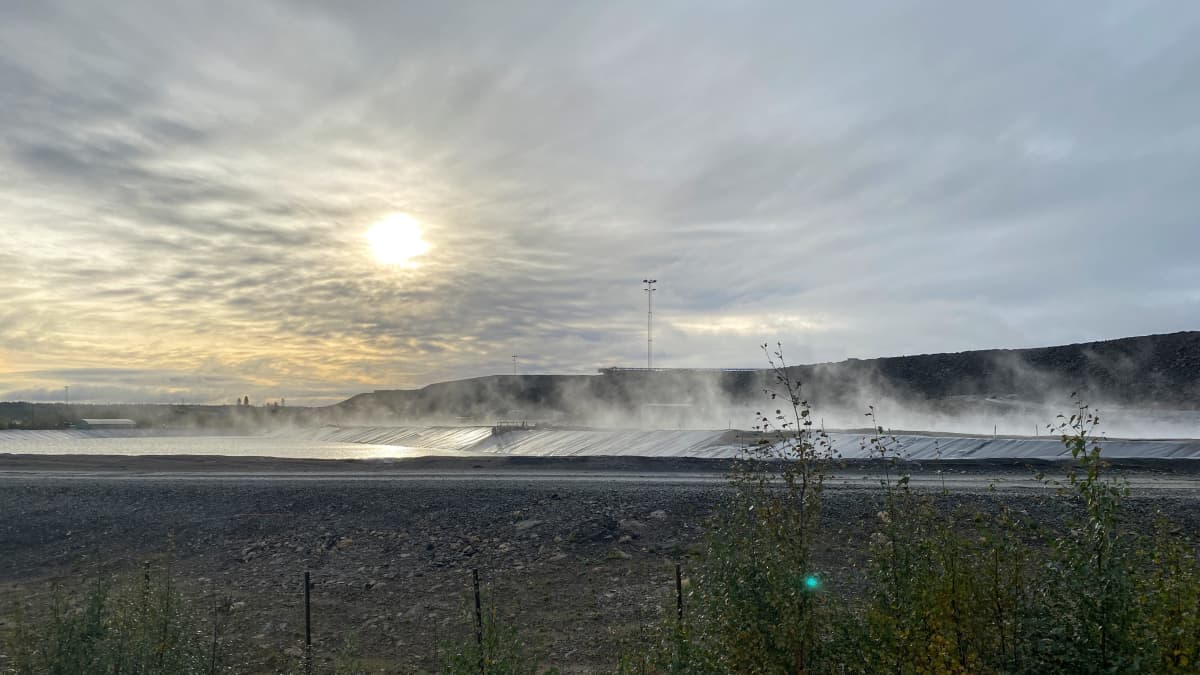 Aurinko nouseee Terrafamen kaivosalueella.