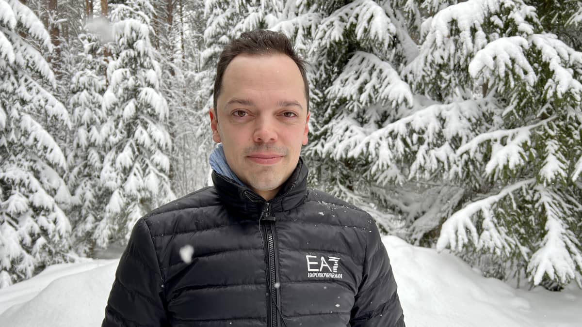 Taloustutkimuksen tutkimuspäällikkö Jussi Westinen lumisessa metsässä.