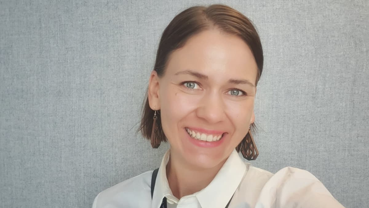 VTT:n kehitysjohtaja Karoliina Salminen hymyilee selfiekuvassa.