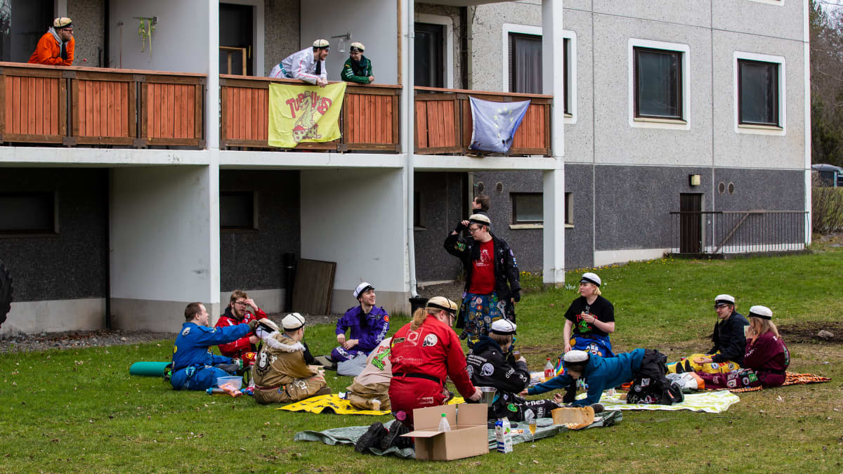 Opiskelijat juhlivat vappua Tampereen Annalassa.